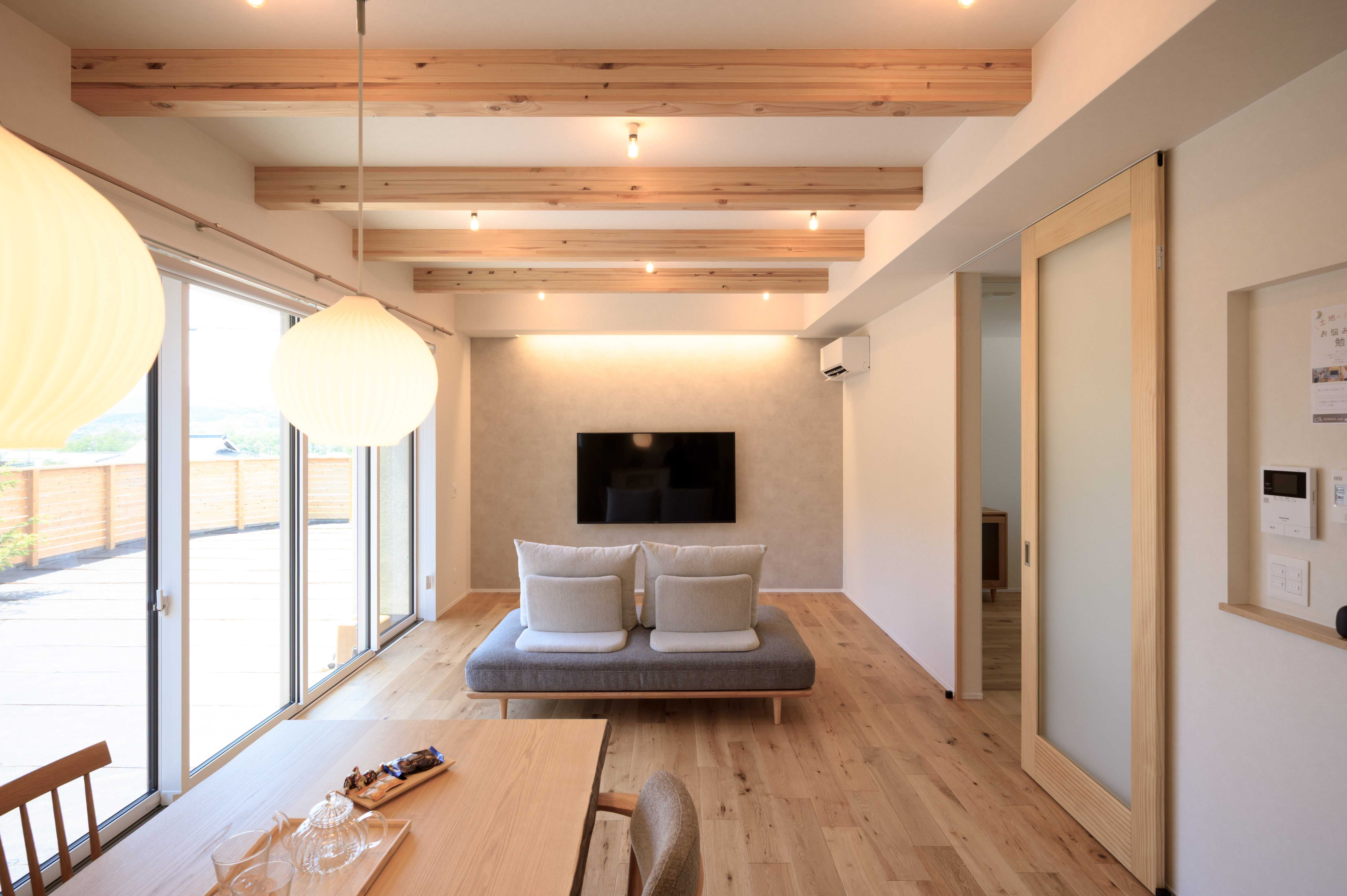 素材を活かした、柔らかい雰囲気の平屋