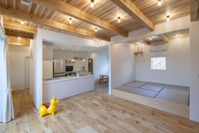 飯田市の新築住宅施工事例
内観写真
リビングからキッチンと和室を見る