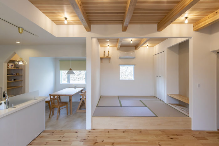 飯田市の新築住宅施工事例
内観写真
リビングから和室とダイニングを見る