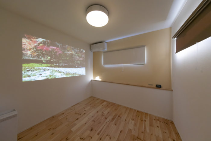 飯田市の新築住宅施工事例
内観写真
主寝室を見る
ポップインアラジンを使って映画鑑賞